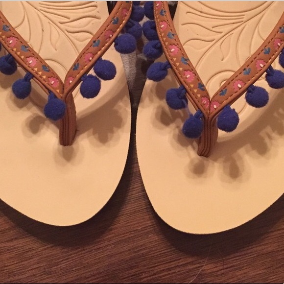 NAVY POM POM FLIP FLOPS - Picture 3 of 3